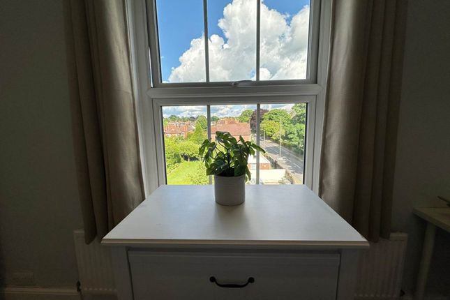 Room 2, Flat 4, Stoke Road, Guildford photo 4