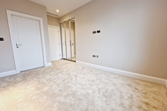 Flat for sale in Camlet Way, Barnet