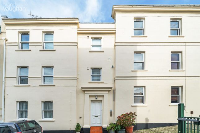 Flat to rent in Western Street, Brighton, East Sussex BN1