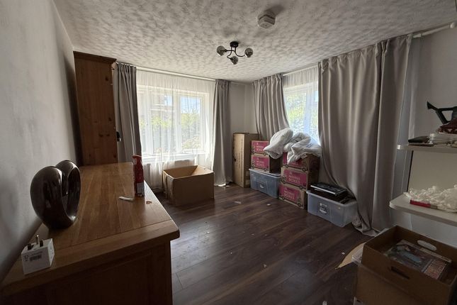 26, Newlands Court, Caterham photo 3
