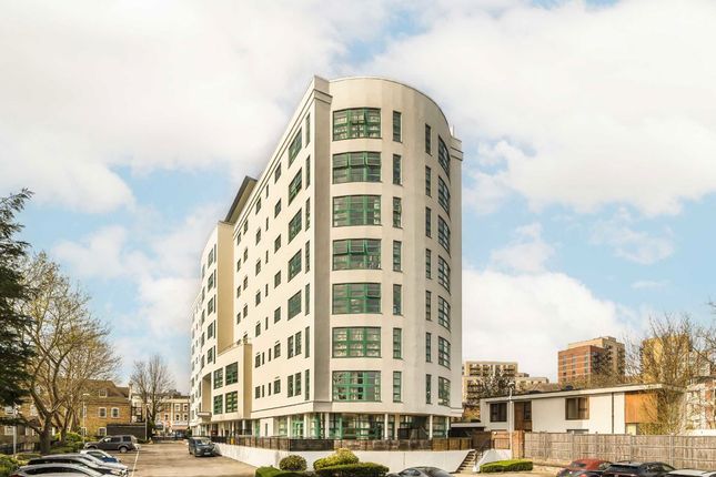 2-bed flat on Flat 38, Rivers House, Aitman Drive, Kew Bridge, £450,000