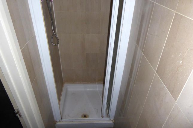 Flat B, 278, Hanworth Road, Hounslow photo 4
