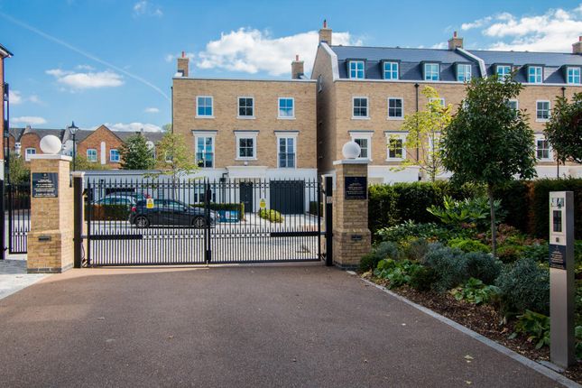 Town house to rent in Egerton Drive, Isleworth