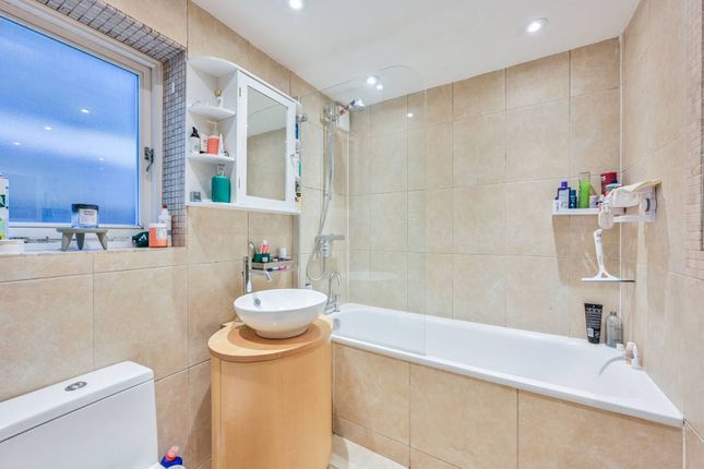 Flat to rent in Armadale Road, Fulham Broadway, London