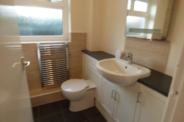 Flat to rent in Linden Grove, Beeston, Nottingham