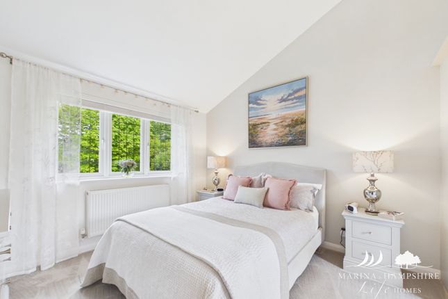 4, Dunstan Close, Chichester photo 4
