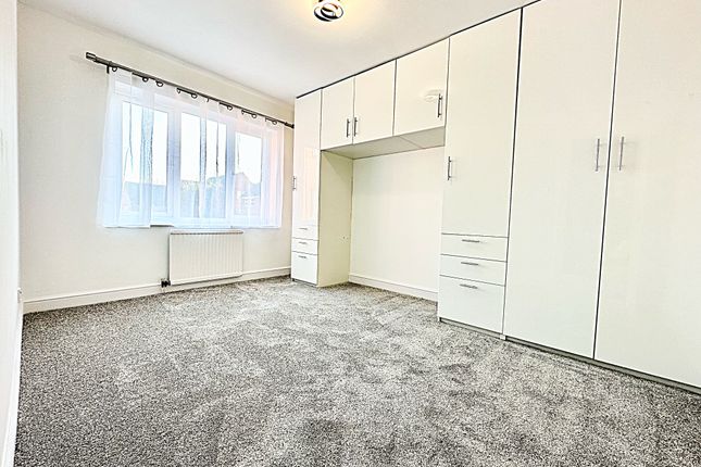 Flat to rent in Shakespeare Road, Bedford