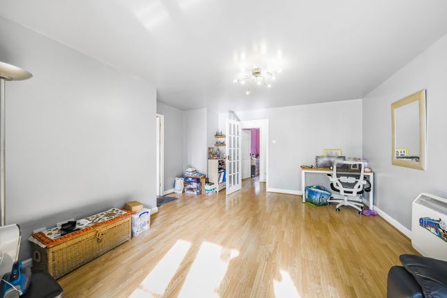 Flat for sale in Mullards Close, Mitcham