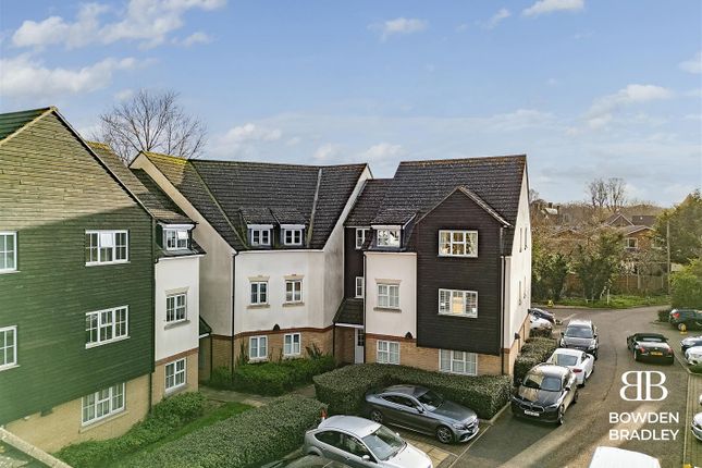 Flat for sale in Retreat Way, Chigwell