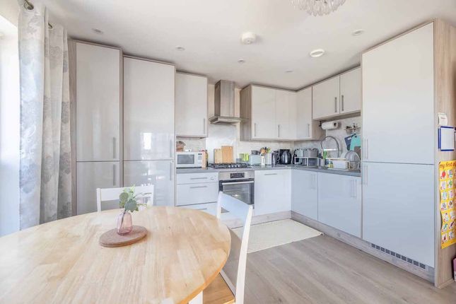 Trevenna, Windsor Road, Slough photo 4