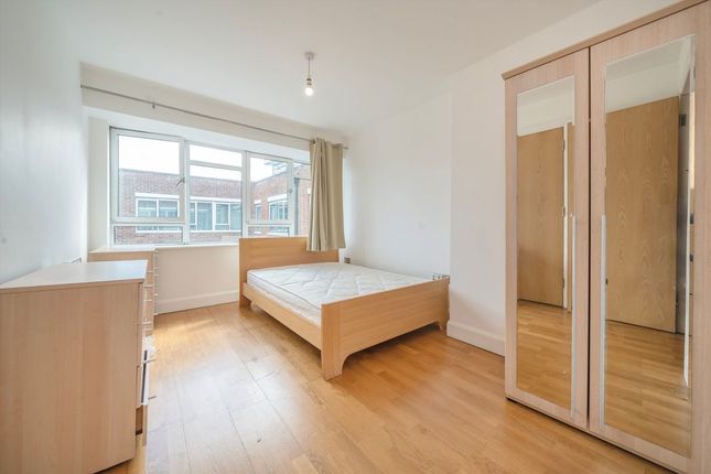 Flat 41, Mercury House, Heathcroft, London photo 4