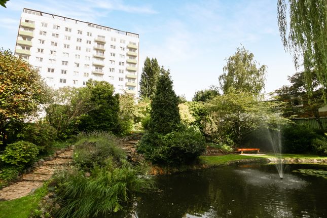 Flat to rent in Eaton Drive, Kingston Upon Thames, Surrey