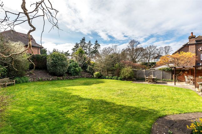 2, Wesley Close, Surrey photo 4