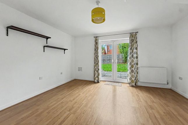 2, Tuffley Close, Leicester photo 4