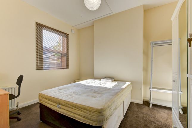 A Well-Maintained Single Bedroom Featuring A Comfo...