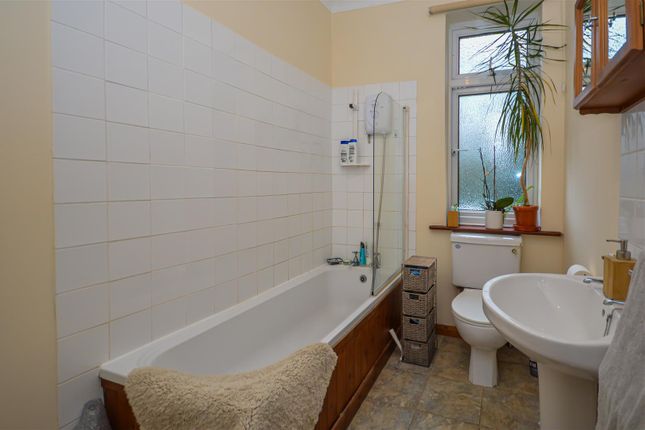 97, Oakenshaw Lane, Wakefield photo 4