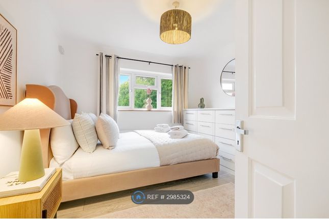 A Horseshoe Lane, Watford photo 2