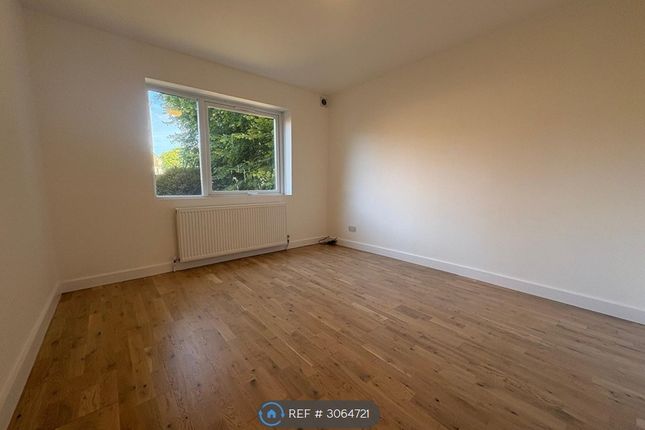 Flat, Sherbrook House Ballards Lane, London photo 4