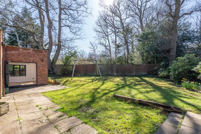 8, Falconwood, Leatherhead photo 2