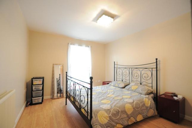 111, Chandler Way, London photo 4