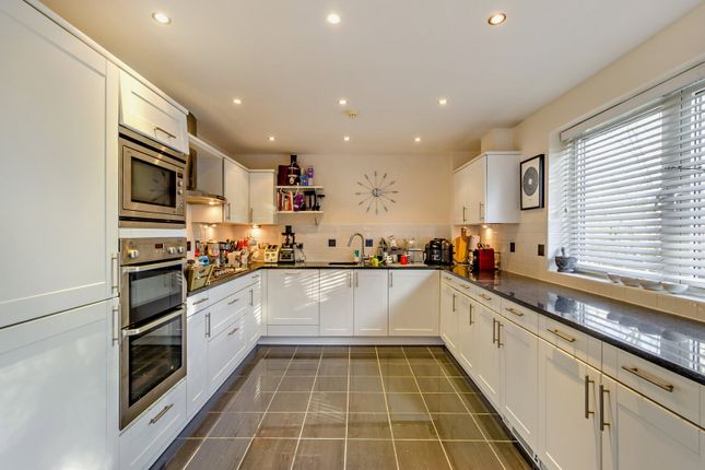 4, Flat  Viceroy Court, Northwood photo 2