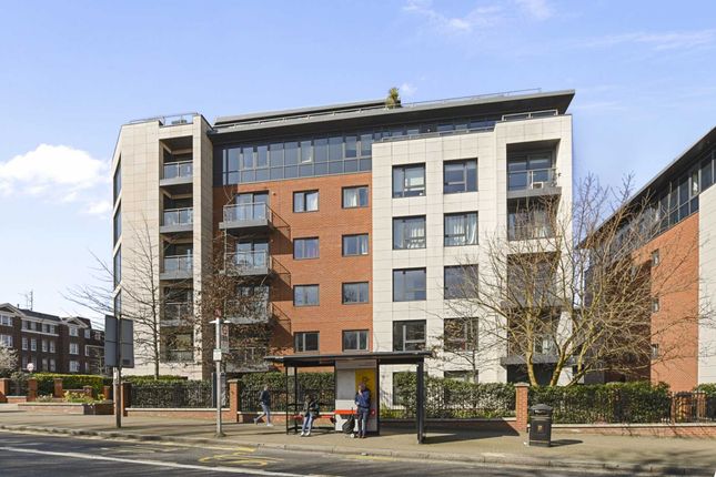 Flat to rent in College House, Putney