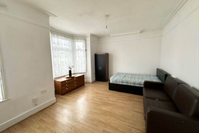 First Floor Flat, Crosby Road, London photo 3