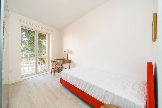 Flat 2, 22, Three Pigeons House, High Street, London photo 4