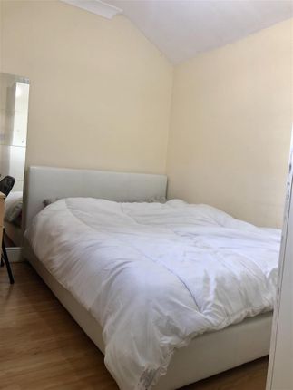 Room 2 Flat Above Shop, 330 Barking Road, London photo 3