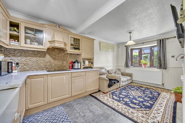 17, Bellhouse Road, Romford photo 3