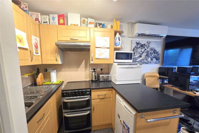 32, Highview, Knaphill photo 4