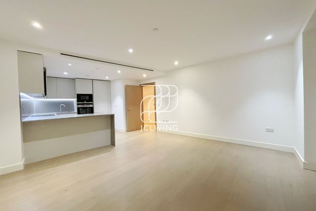 Flat to rent in Ariel House, London