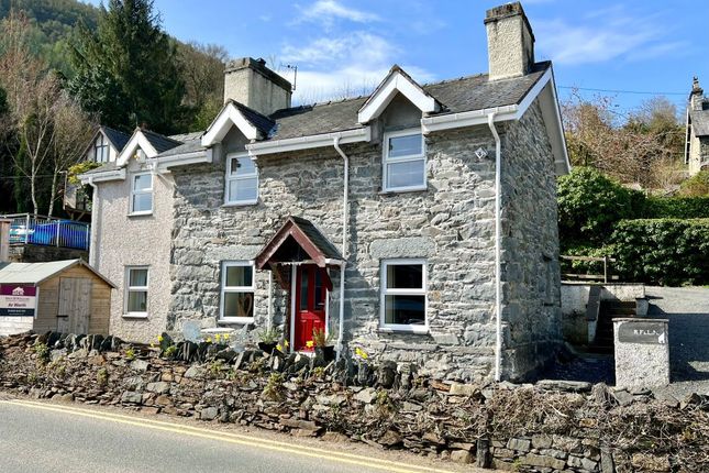 4-bed detached on Tyr Felin, Trefriw, £240,000