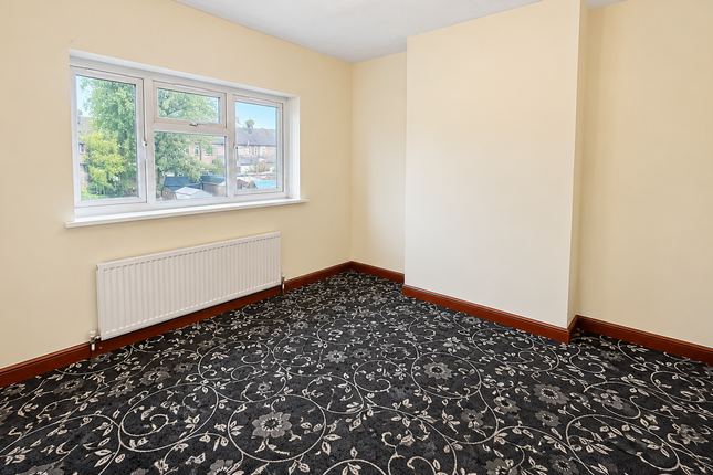 72, Icknield Drive, Ilford photo 3