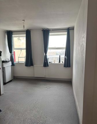 5C Market Street, Heckmondwike photo 4