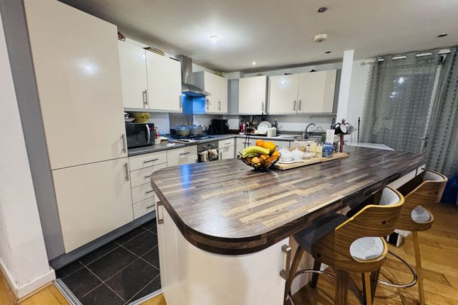 Flat 13 Oldham House 5, Grantham Road, London photo 2