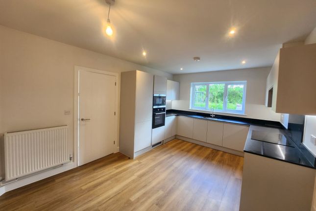 Thumbnail Detached house to rent in 220 Leatherhead Road, Chessington