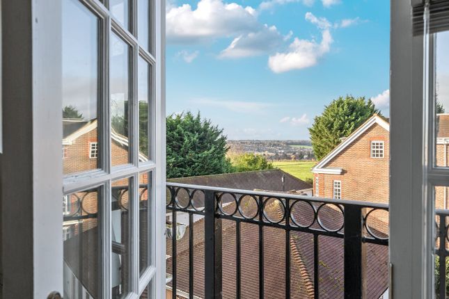 2-bed flat on Ravens Court, Castle Village, £2,950/mo