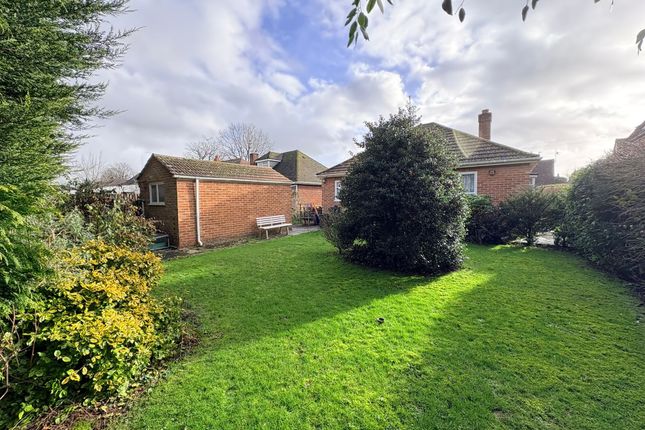 3 Avenue Gardens, Horley photo 2