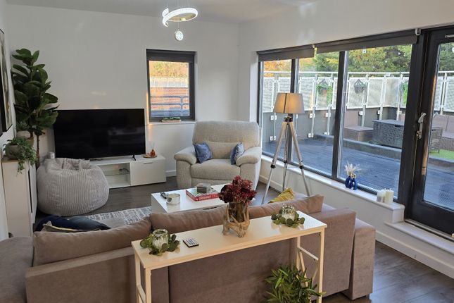 Lndn-Han975 - Flat 11 Flat 11,, Hannah Court, London photo 3