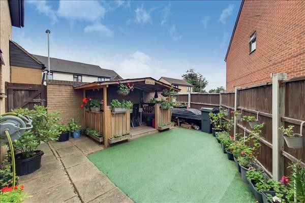 Maisonette to rent in Joyners Close, Dagenham