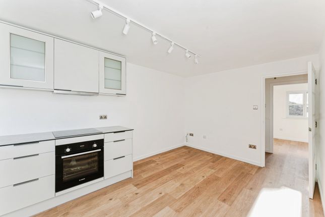 Flat 18, Frances Court, 3, Gandhi Close, Walthamstow photo 2