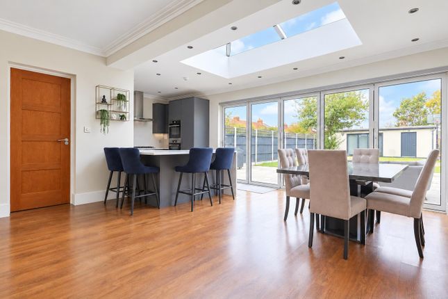 Laburnum Avenue, Hornchurch, Havering photo 3