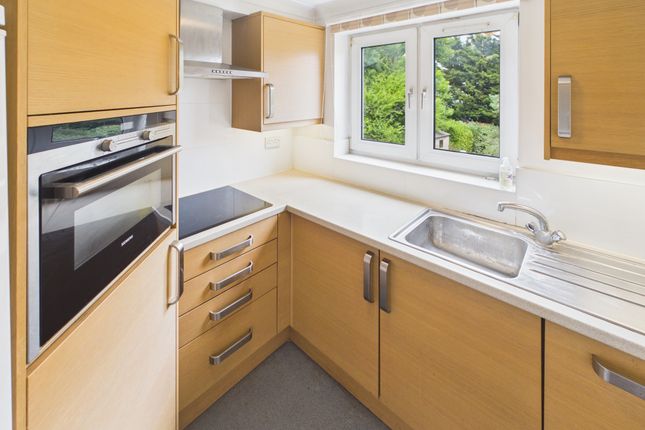 32 Weston Court, Farnham Close, London photo 4