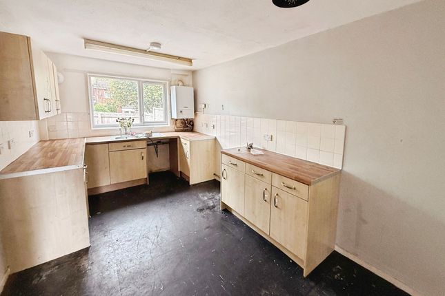 1 Maple Close, Telford photo 3