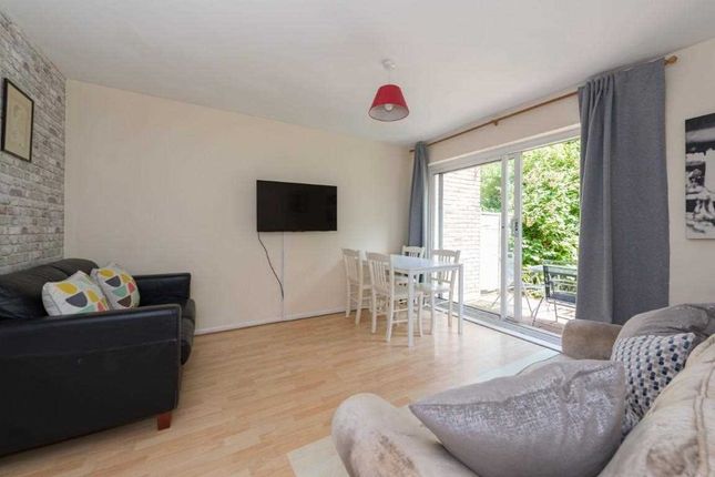 3, Teddington Close, Canterbury photo 2