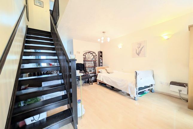 198, Littlebrook Avenue, Slough photo 3