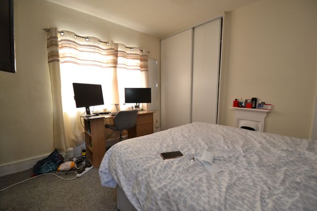11 Lynfield Mount, Windhill photo 5