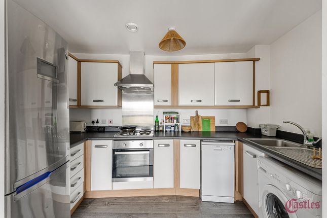 Flat 33, Waterfront House, Harry Zeital Way, London photo 4