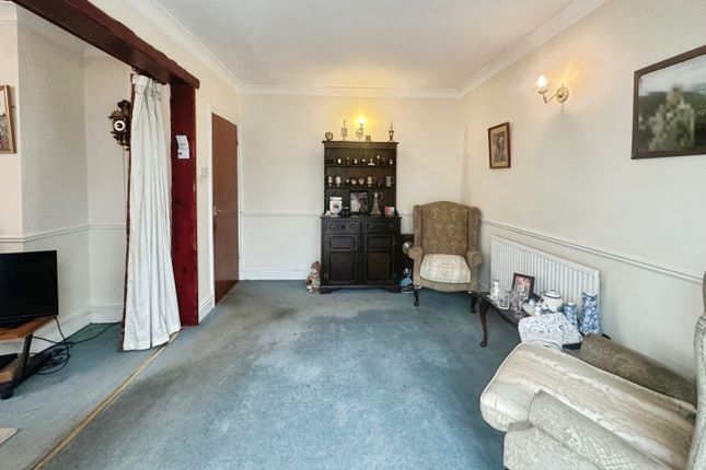 12, Hall End Lane, Wolverhampton photo 2